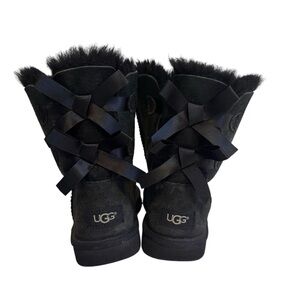 UGG Bailey Satin Bow Il Boots Black
Suede Sheepskin Fur Woman’s Size 5